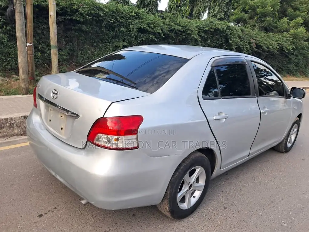 Toyota Belta 2005 Silver