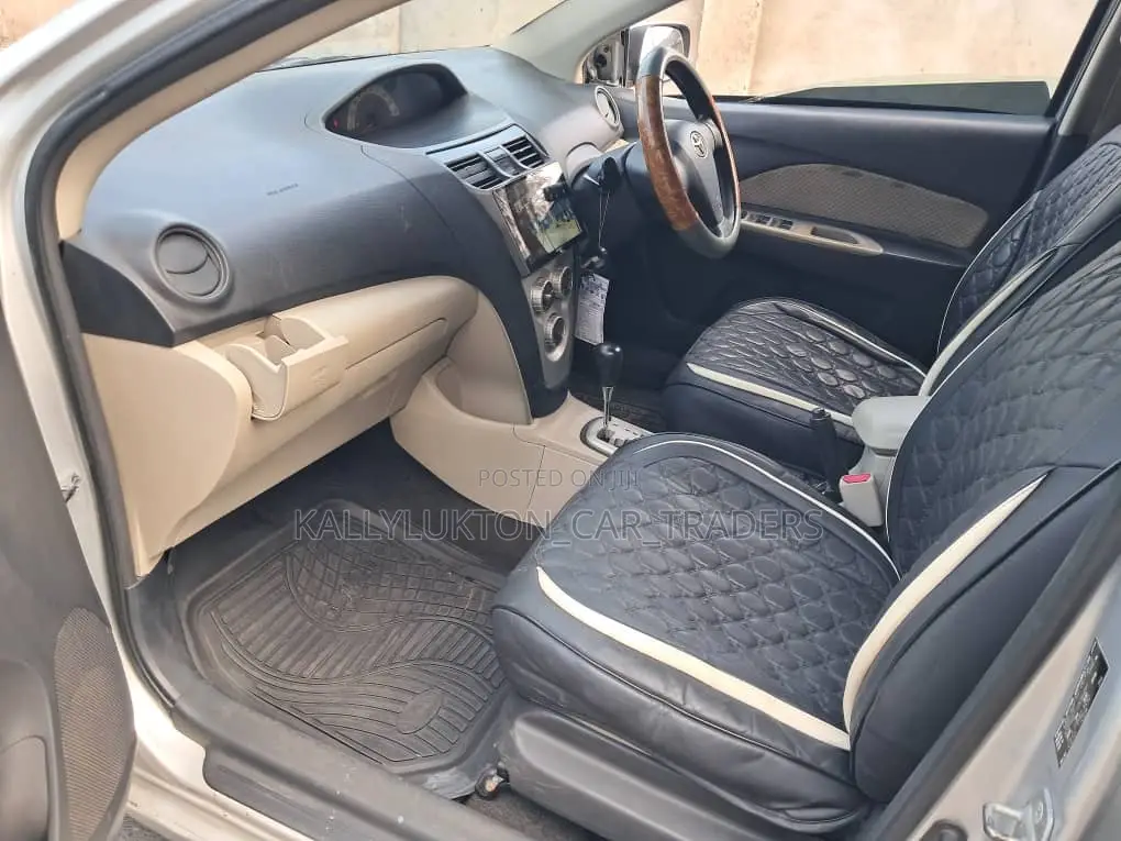 Toyota Belta 2005 Silver