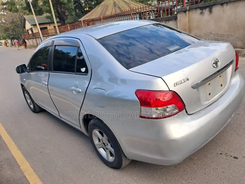 Toyota Belta 2005 Silver