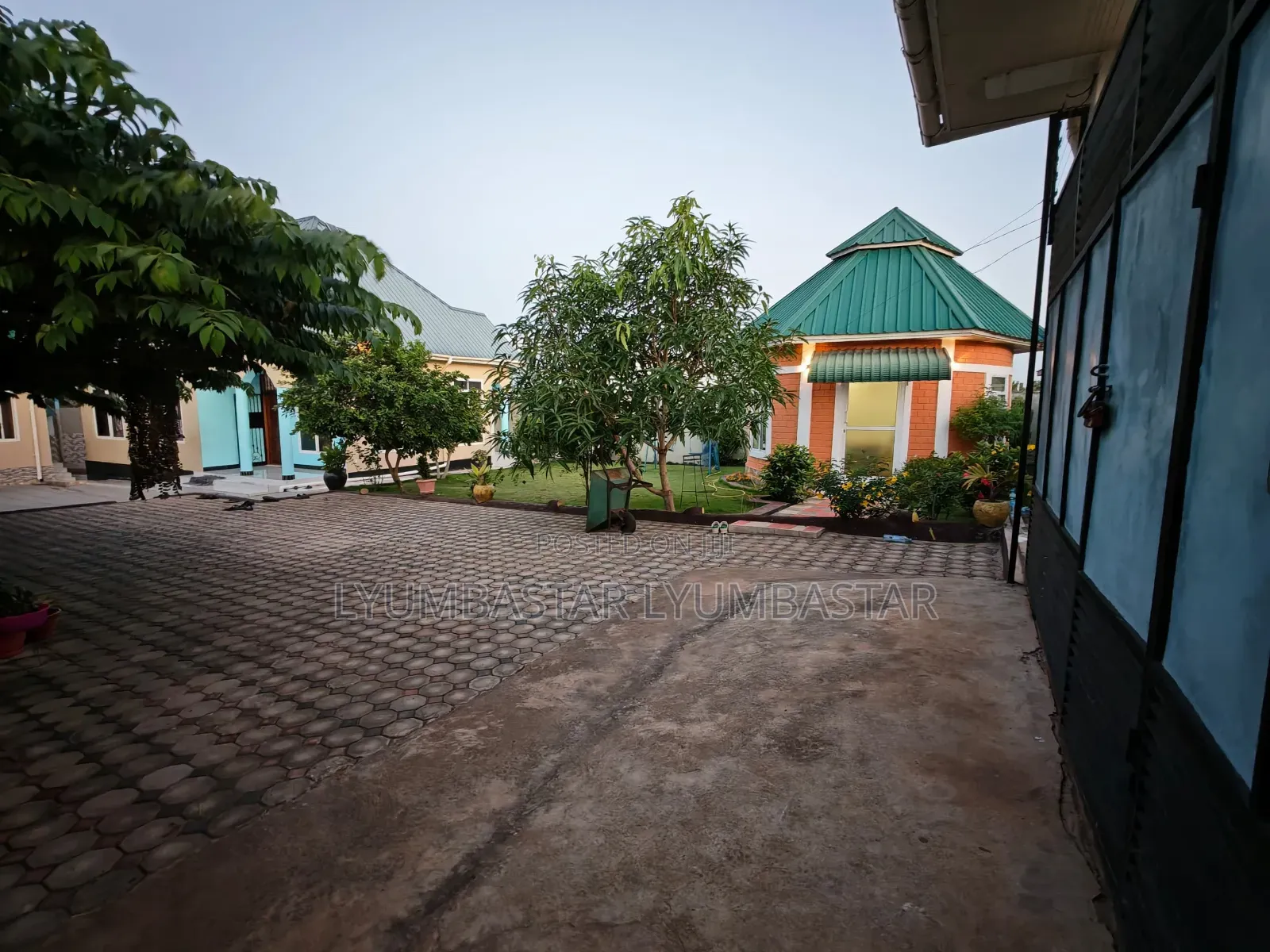 6bdrm House in Mabwepande Polisi, Bunju for sale