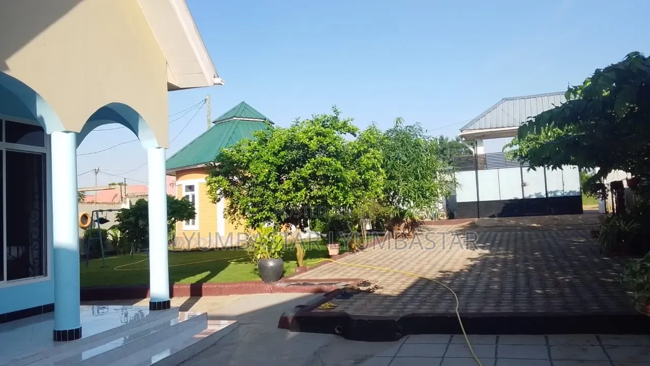 6bdrm House in Mabwepande Polisi, Bunju for sale