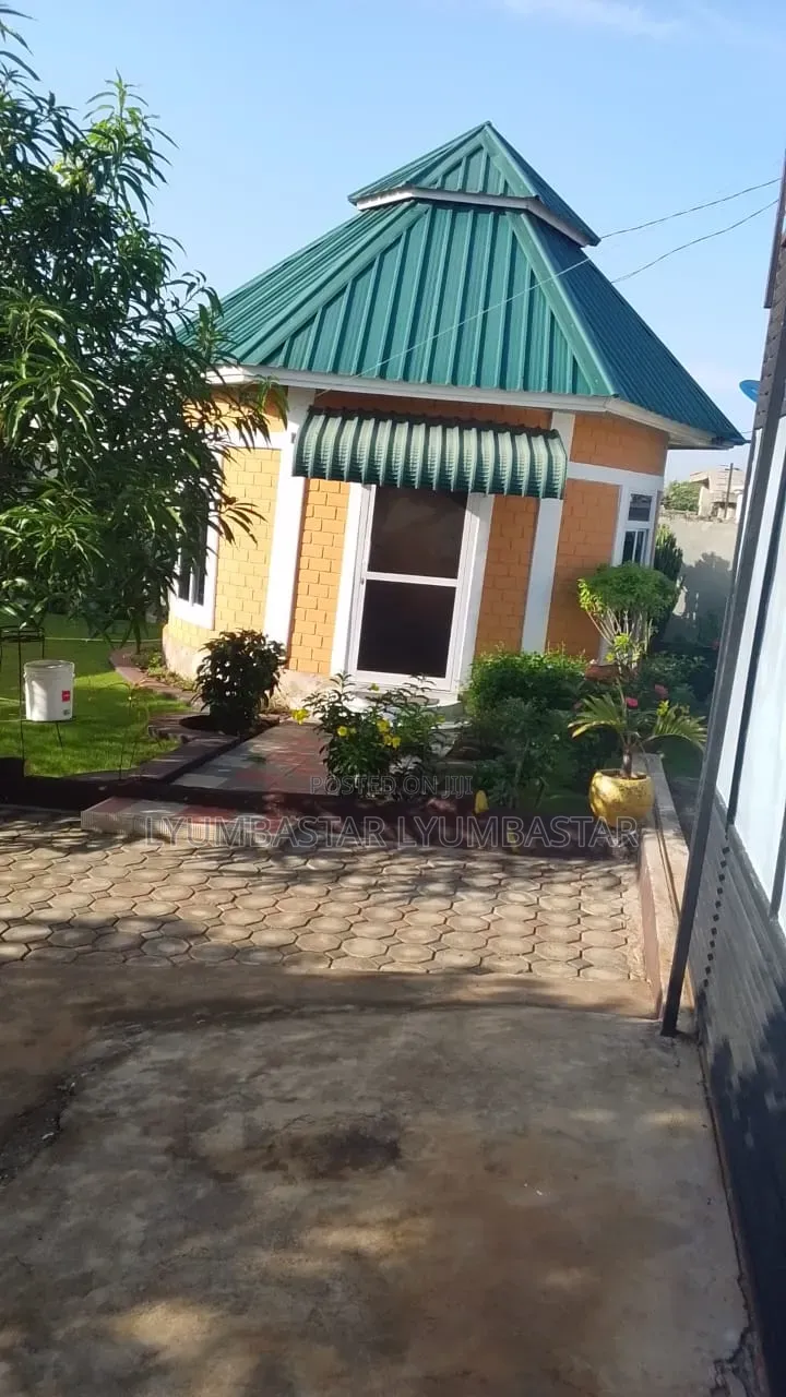 6bdrm House in Mabwepande Polisi, Bunju for sale
