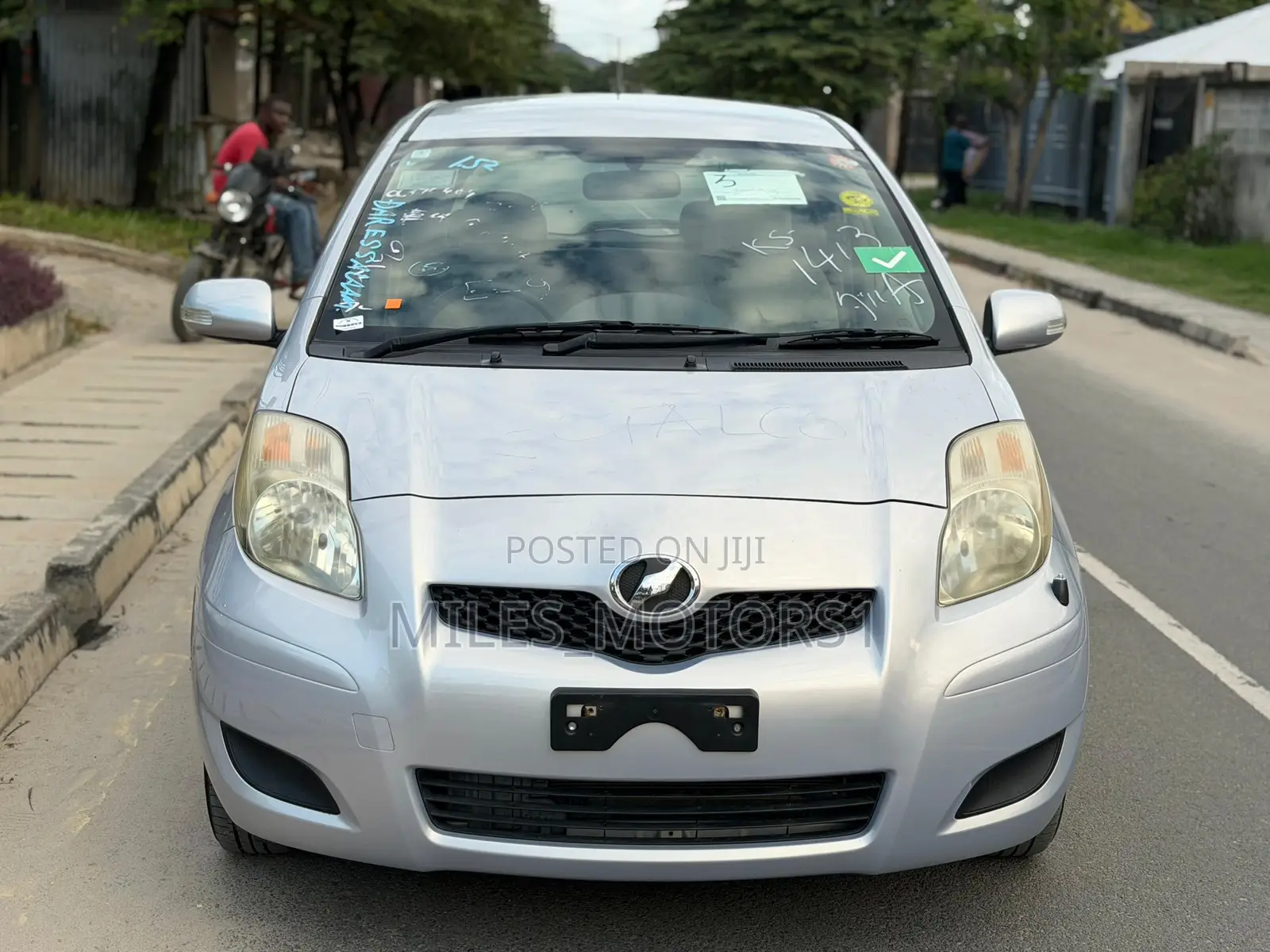 Toyota Vitz 2009 Silver