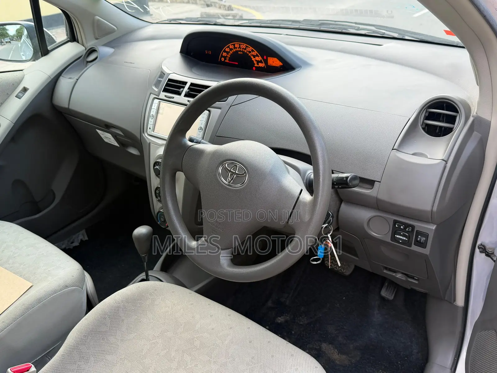Toyota Vitz 2009 Silver