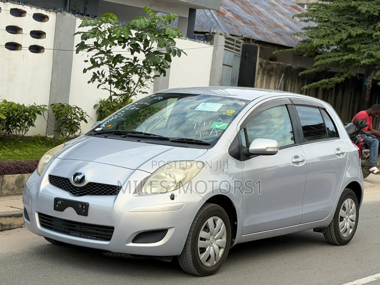 Toyota Vitz 2009 Silver
