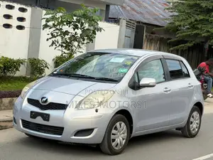 Toyota Vitz 2009 Silver