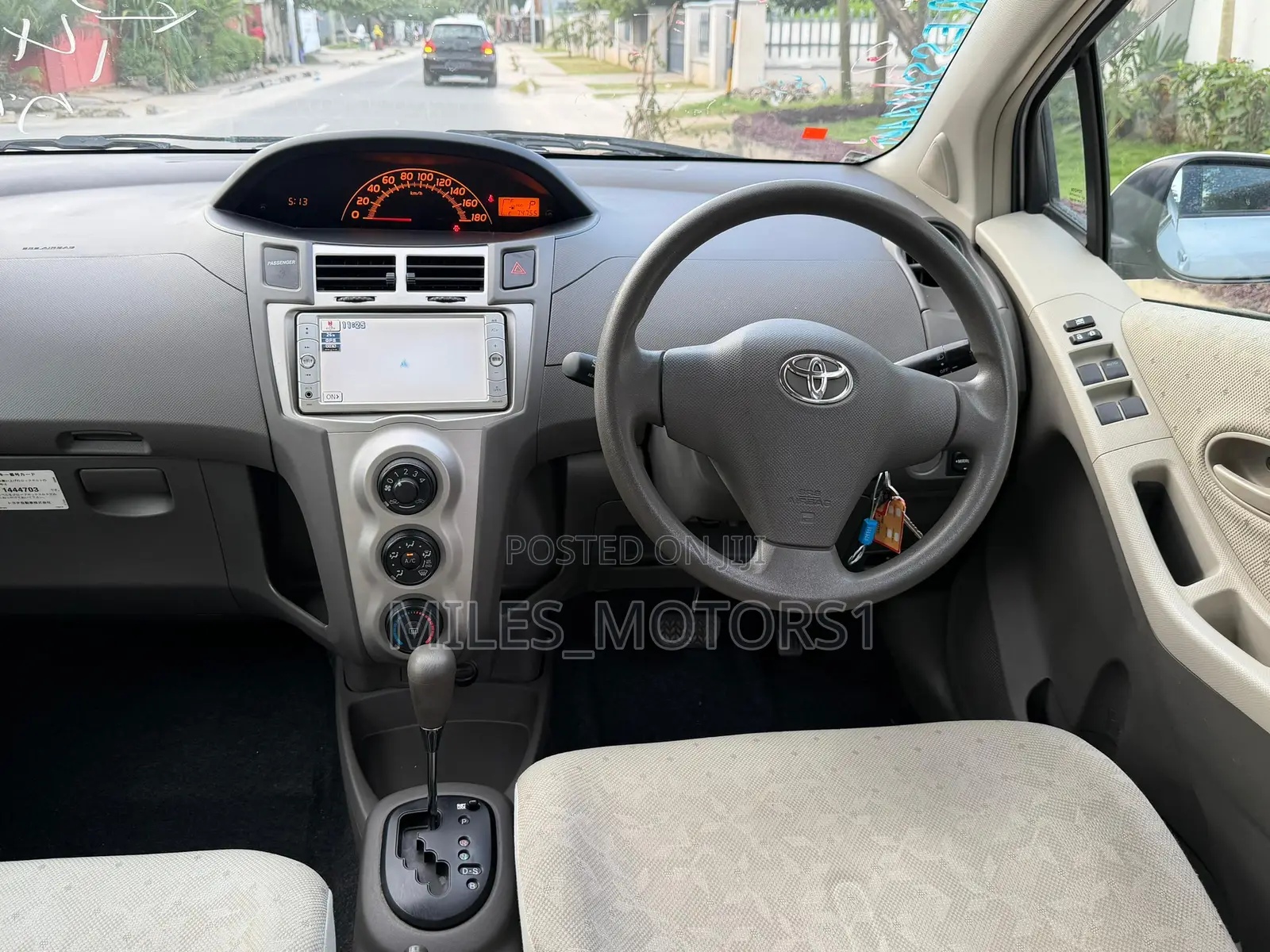 Toyota Vitz 2009 Silver