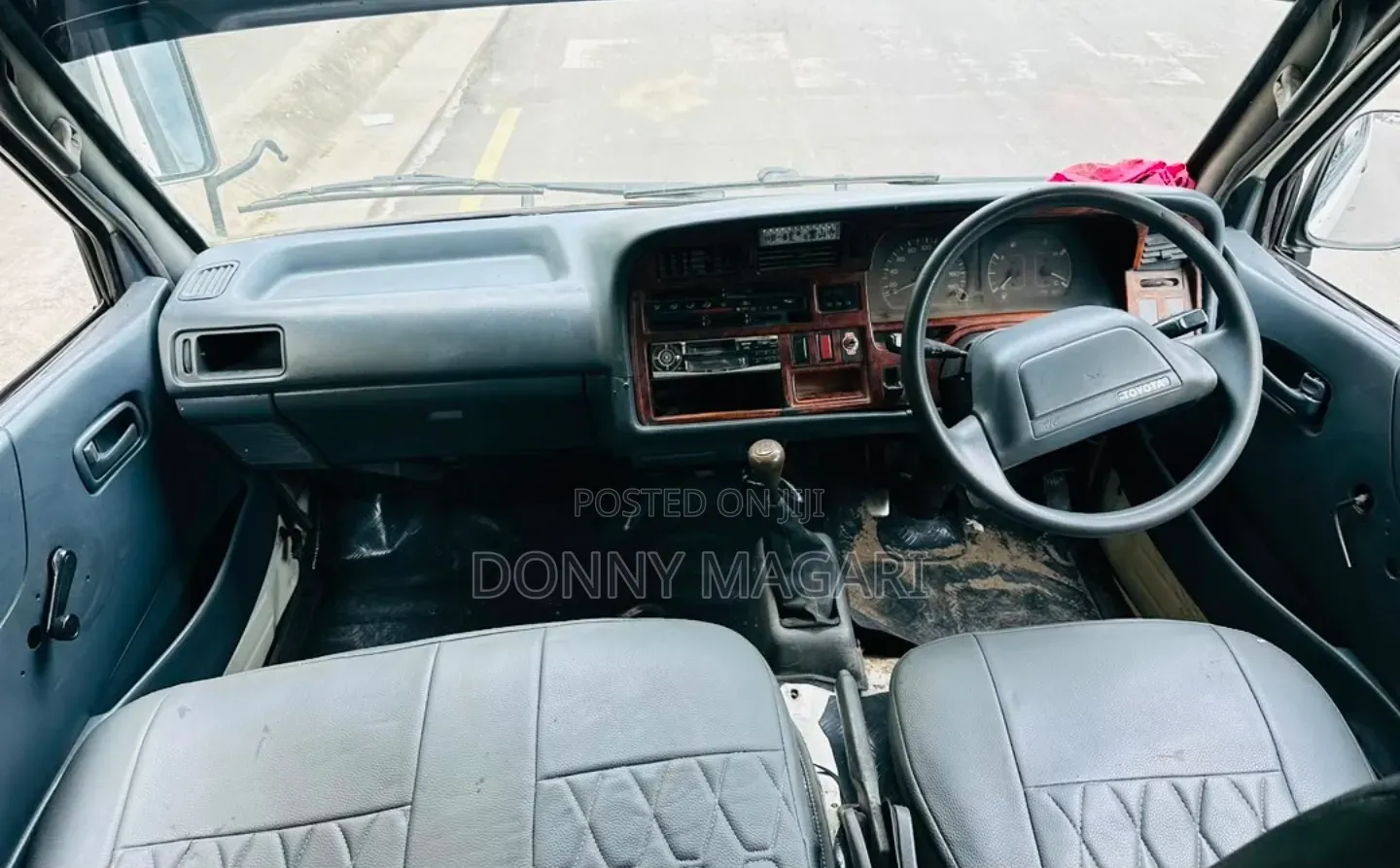 Toyota HiAce 2005 White