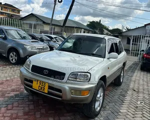 Toyota RAV4 Automatic 2000 White