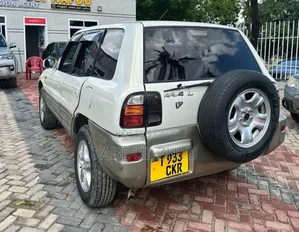 Toyota RAV4 Automatic 2000 White