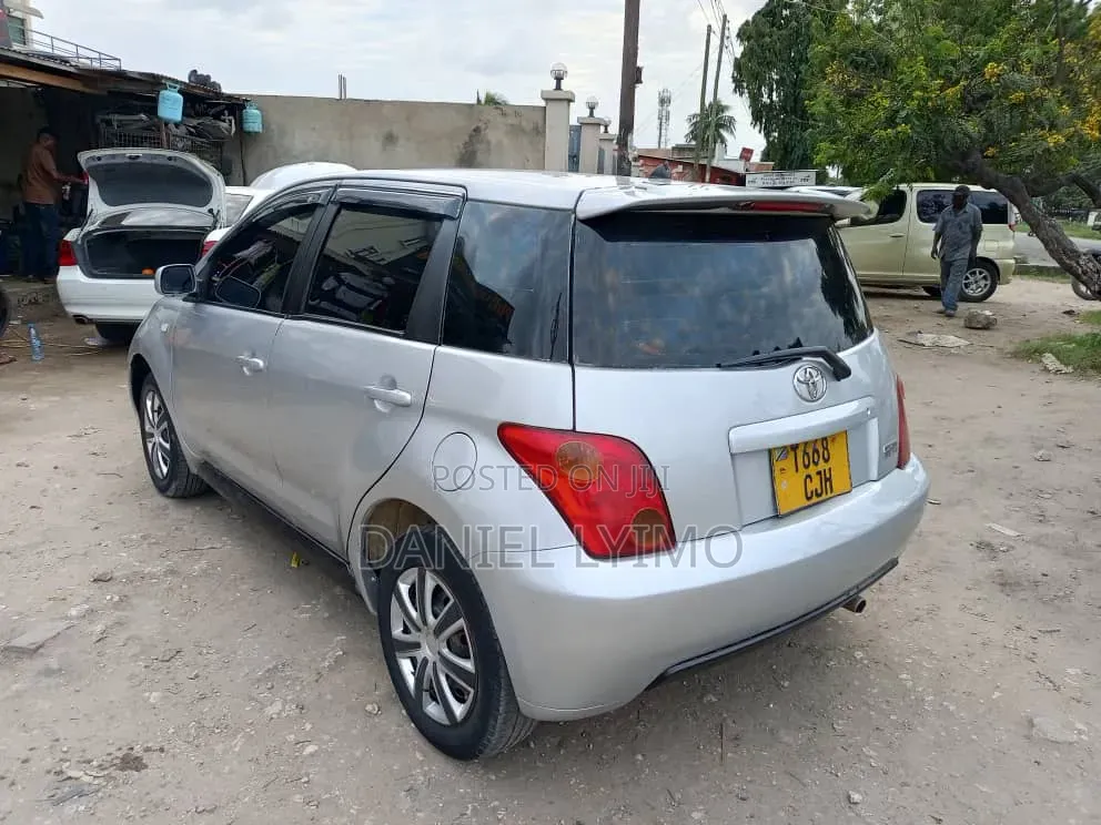 Toyota IST 2005 Silver