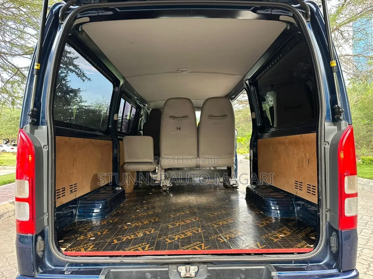 Toyota HiAce 2010 Blue