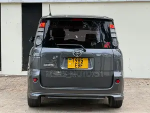 Toyota Sienta 2006 Gray