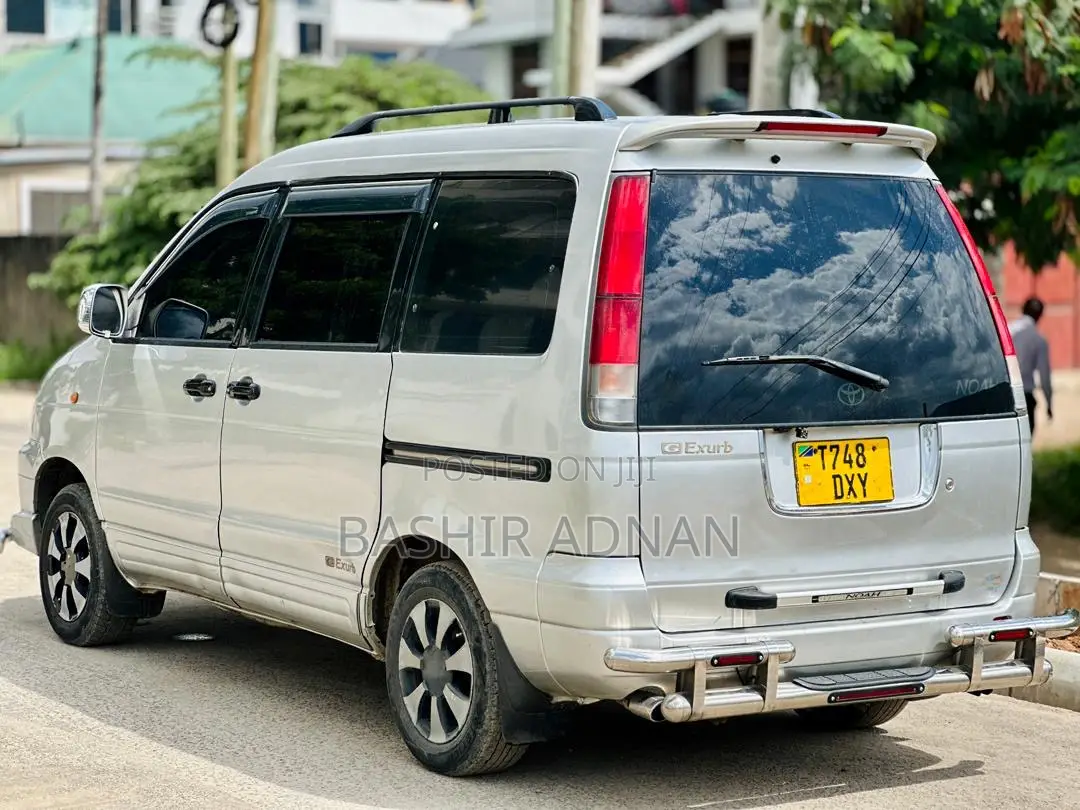 Toyota Noah 2.0 FWD (8 Seater) 2002 Silver