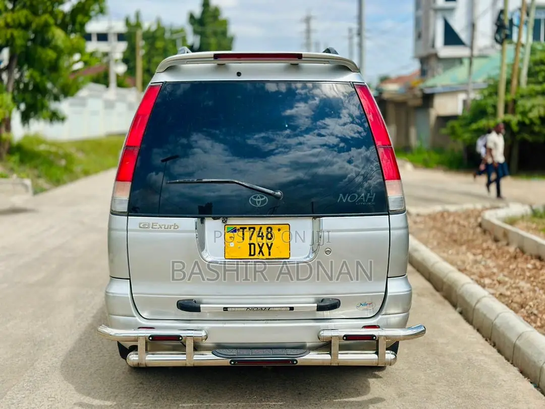Toyota Noah 2.0 FWD (8 Seater) 2002 Silver