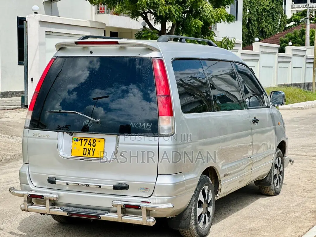 Toyota Noah 2.0 FWD (8 Seater) 2002 Silver