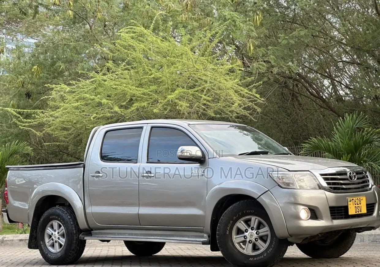 Toyota Hilux 2015 Gray
