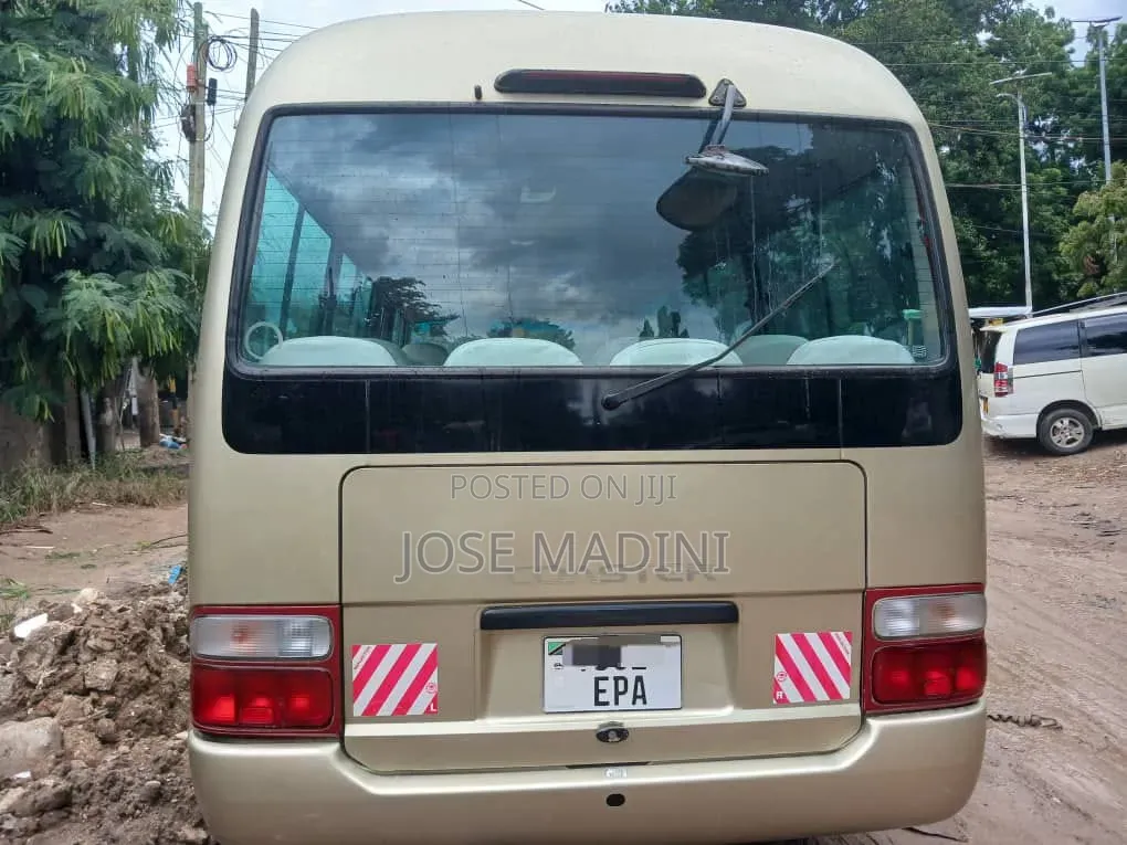 Toyota Coaster 2000 Gold