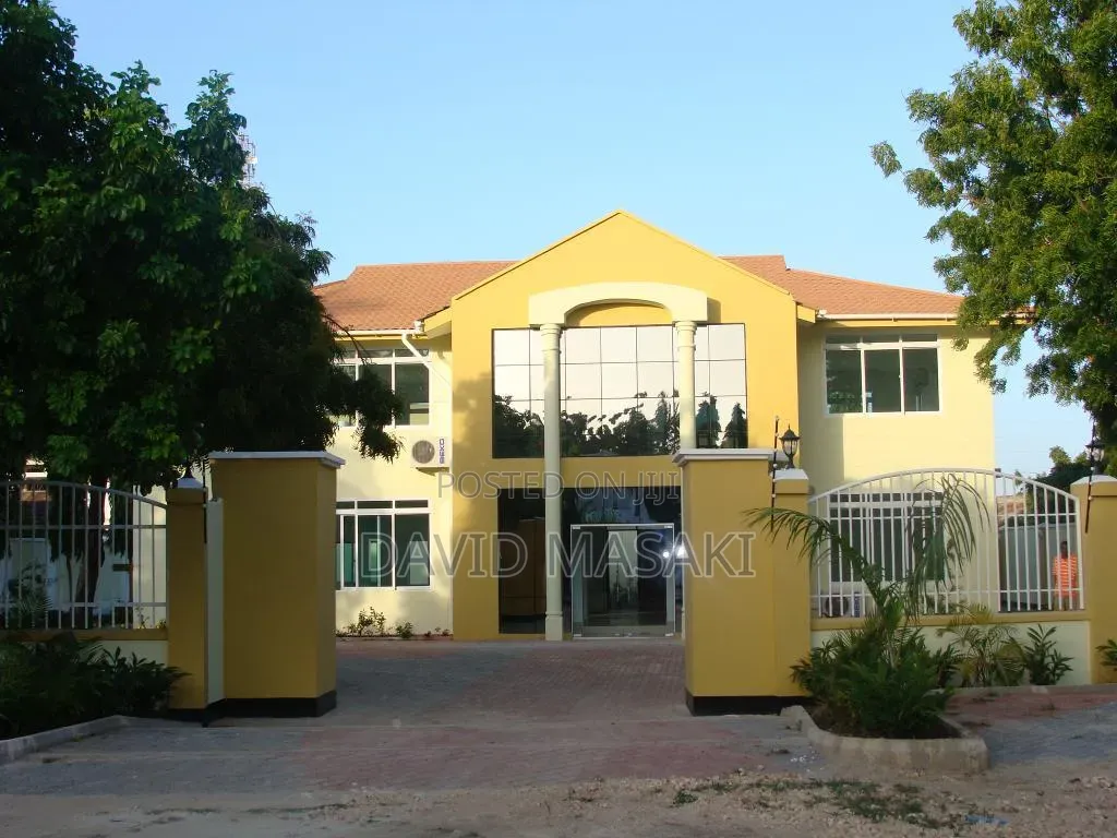 8bdrm House in Office Building, Kinondoni for rent