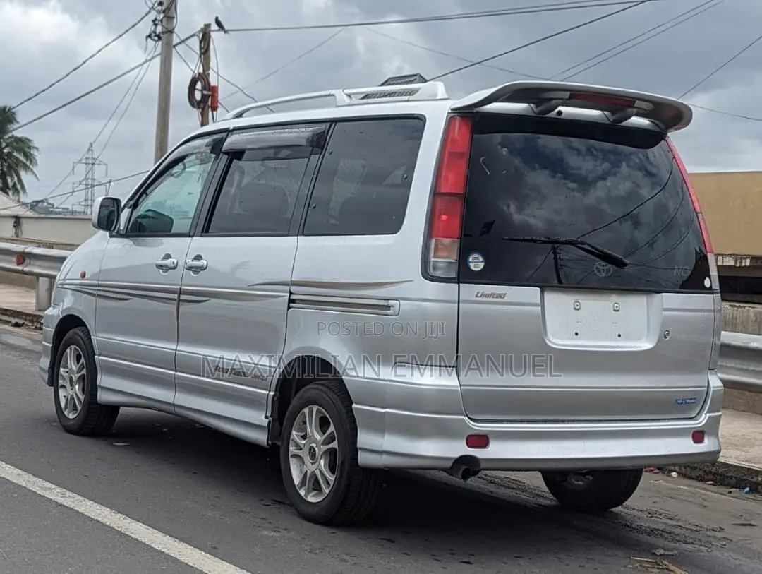 Toyota Noah 2009 Silver