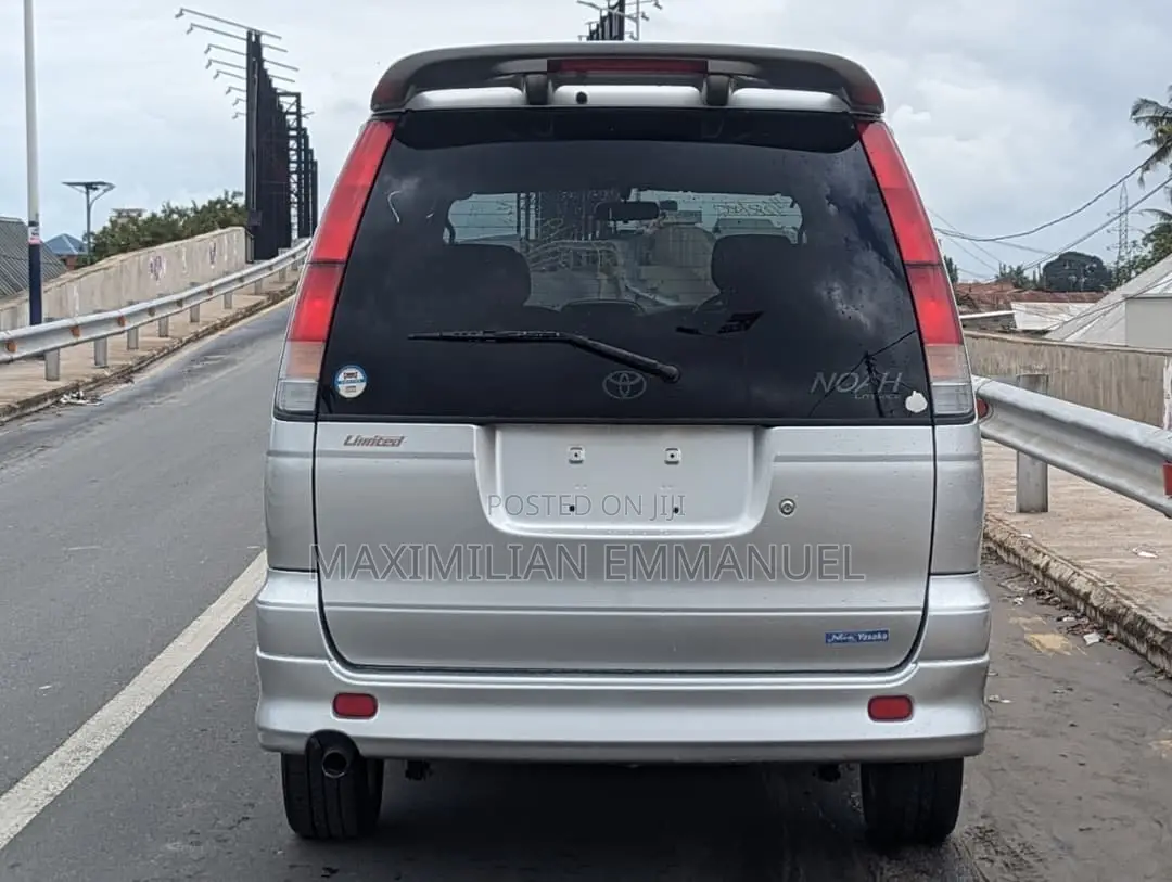 Toyota Noah 2009 Silver