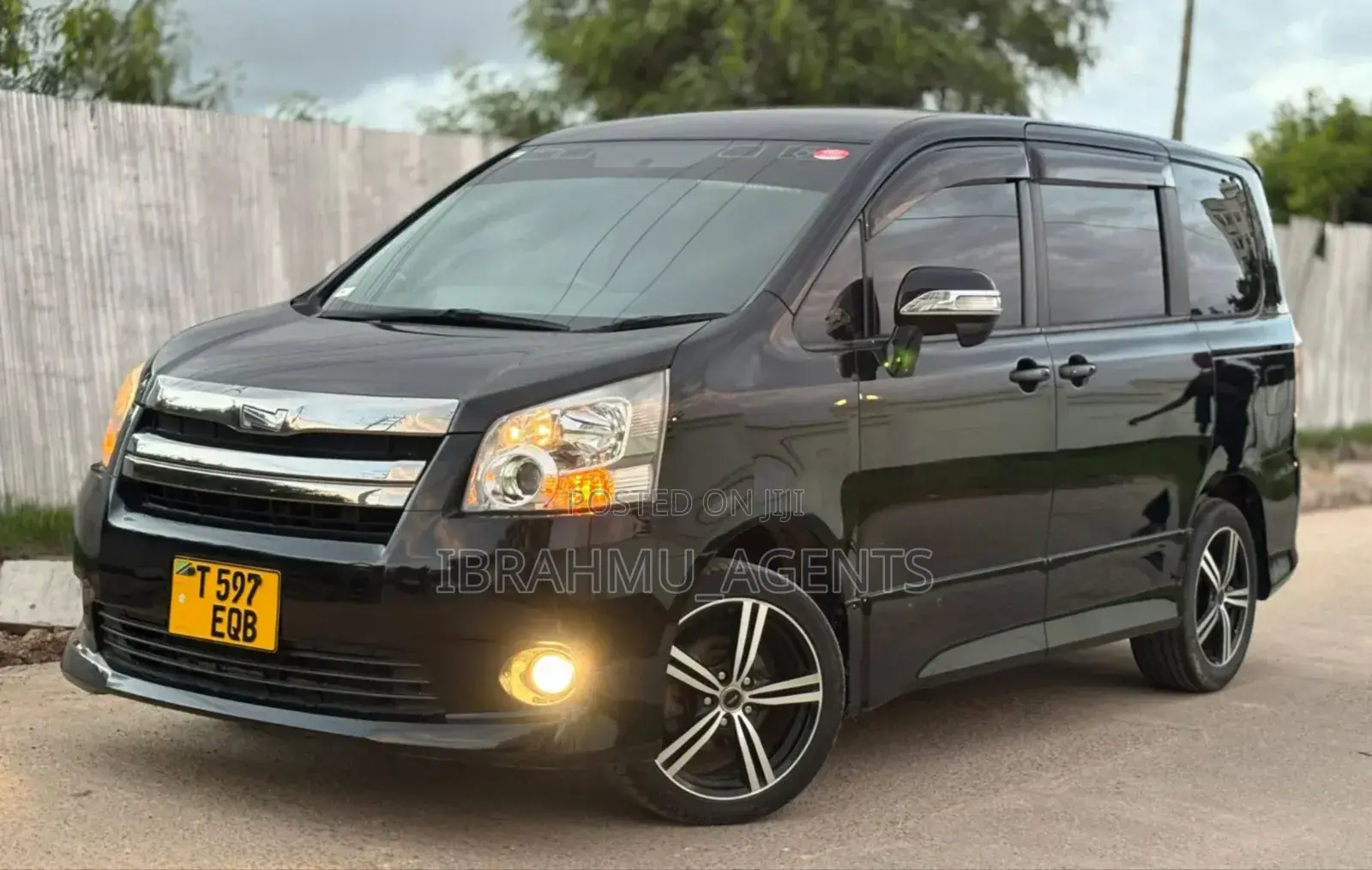 Toyota Noah 2.0 143hp AWD (7 Seater) 2008 Black