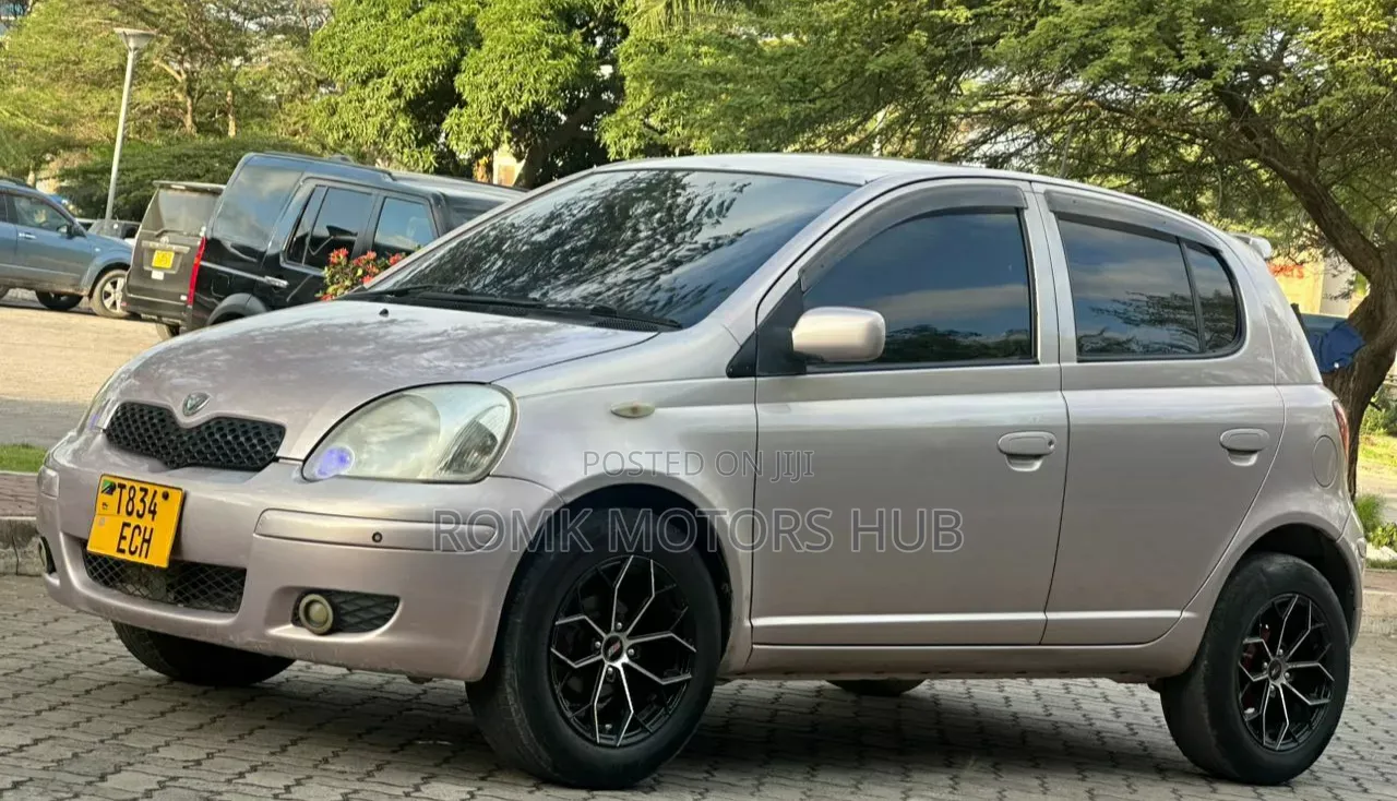 Toyota Vitz 2002 Silver