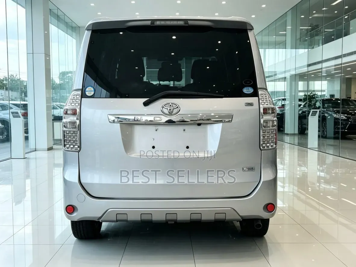 Toyota Noah 2010 Silver
