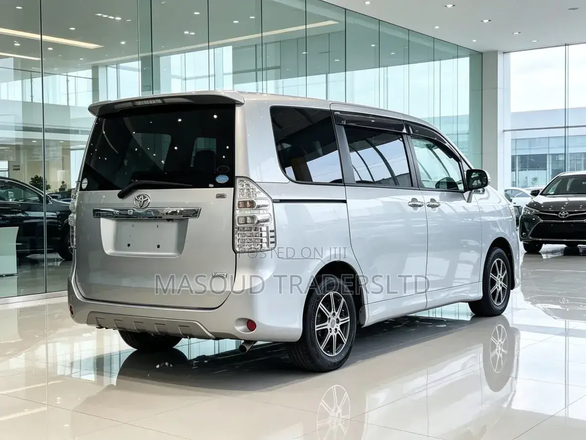Toyota Noah 2010 Silver