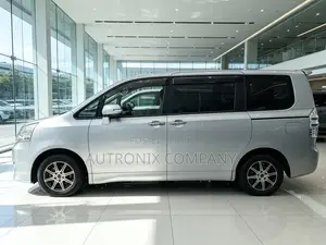 Toyota Noah 2010 Silver