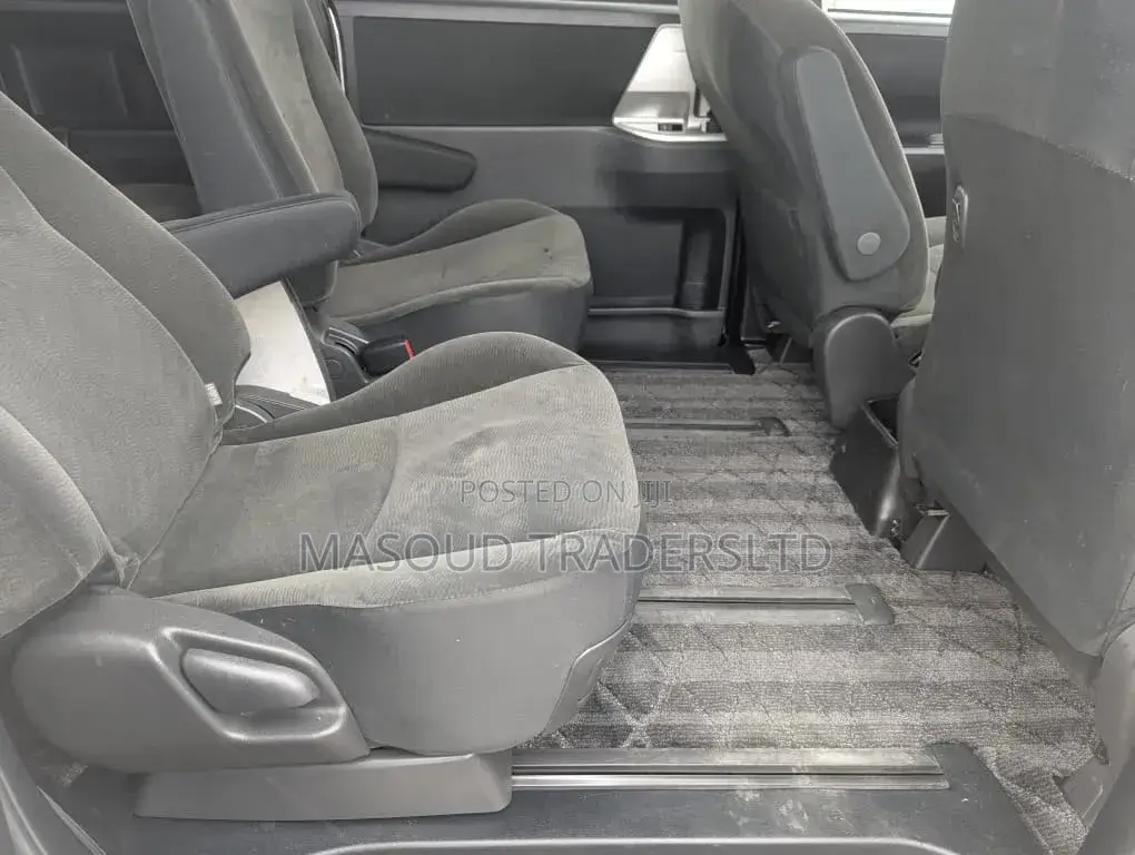 Toyota Noah 2010 Silver