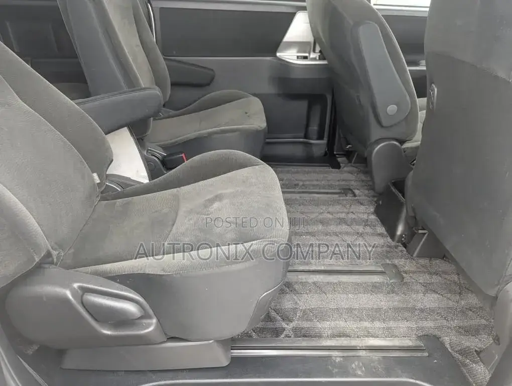 Toyota Noah 2010 Silver