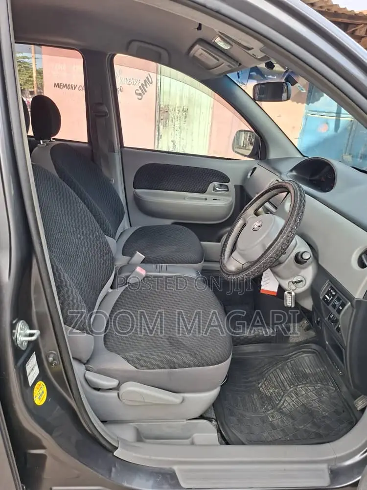 Toyota Sienta 2005 Gray