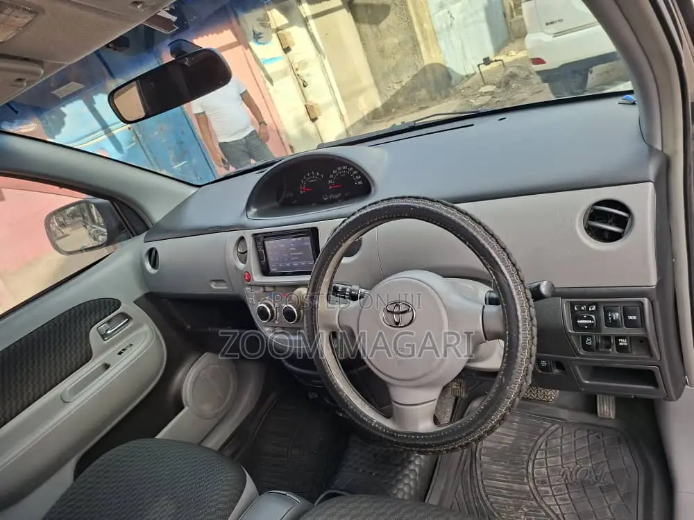 Toyota Sienta 2005 Gray