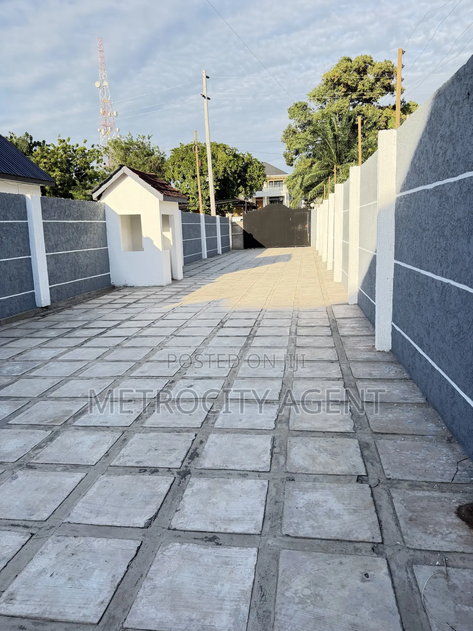 8bdrm Maisonette in Metro Estate, Mikocheni for rent