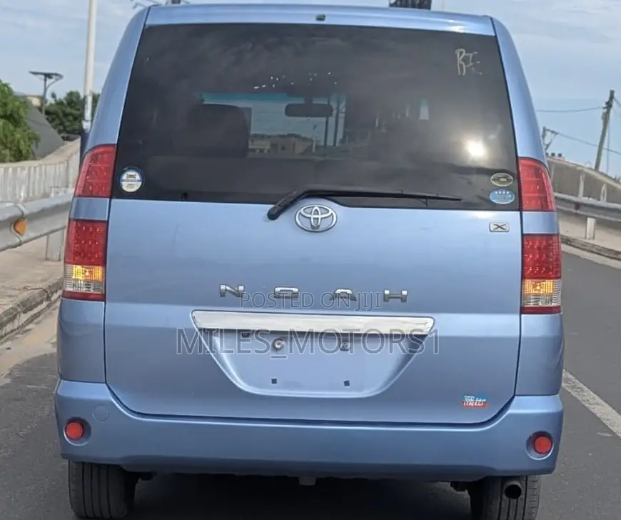 Toyota Voxy 2006 Blue