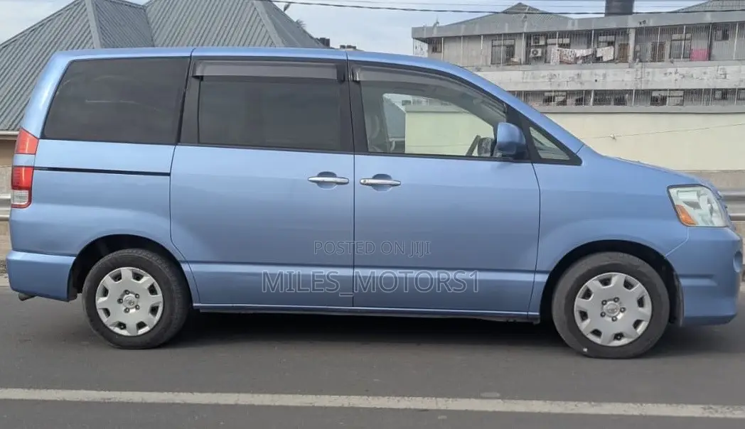 Toyota Voxy 2006 Blue