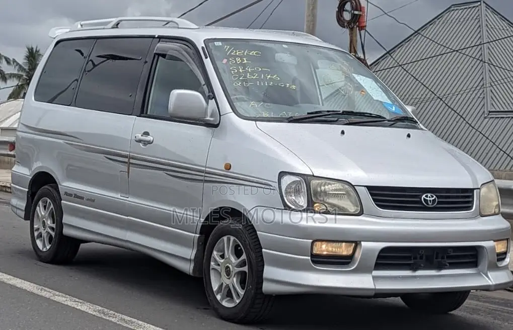 Toyota Noah 2001 Silver