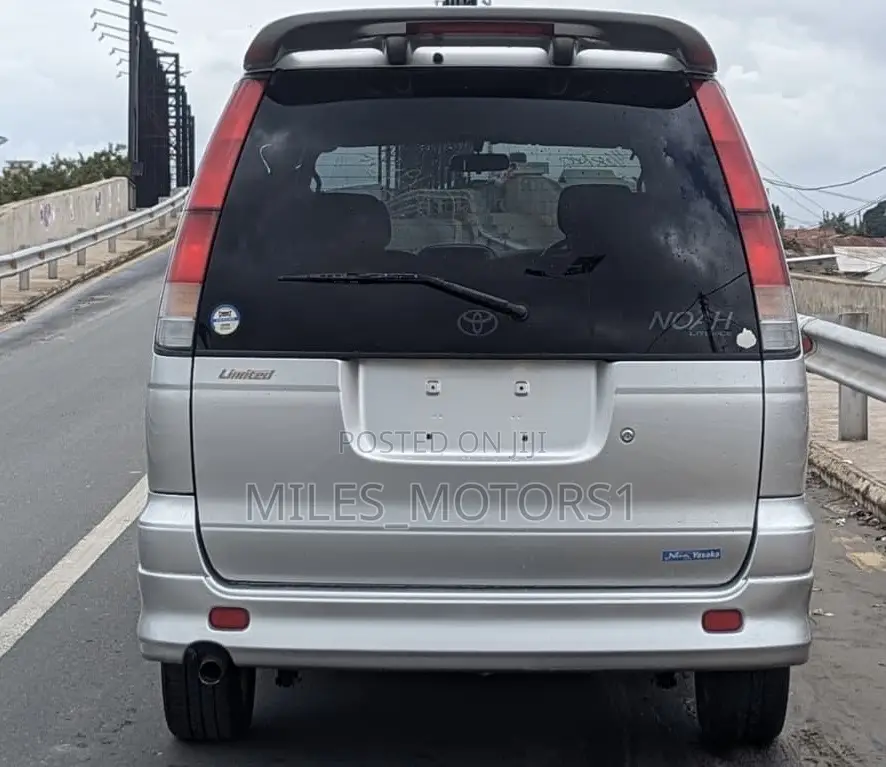 Toyota Noah 2001 Silver