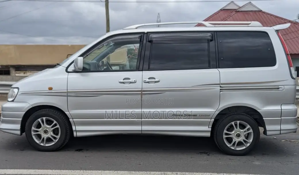 Toyota Noah 2001 Silver