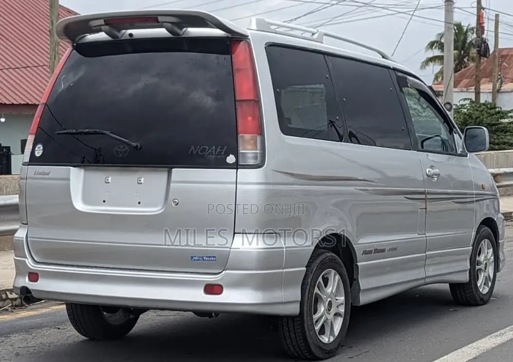 Toyota Noah 2001 Silver