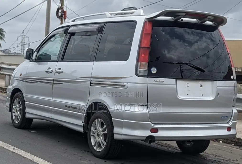 Toyota Noah 2001 Silver
