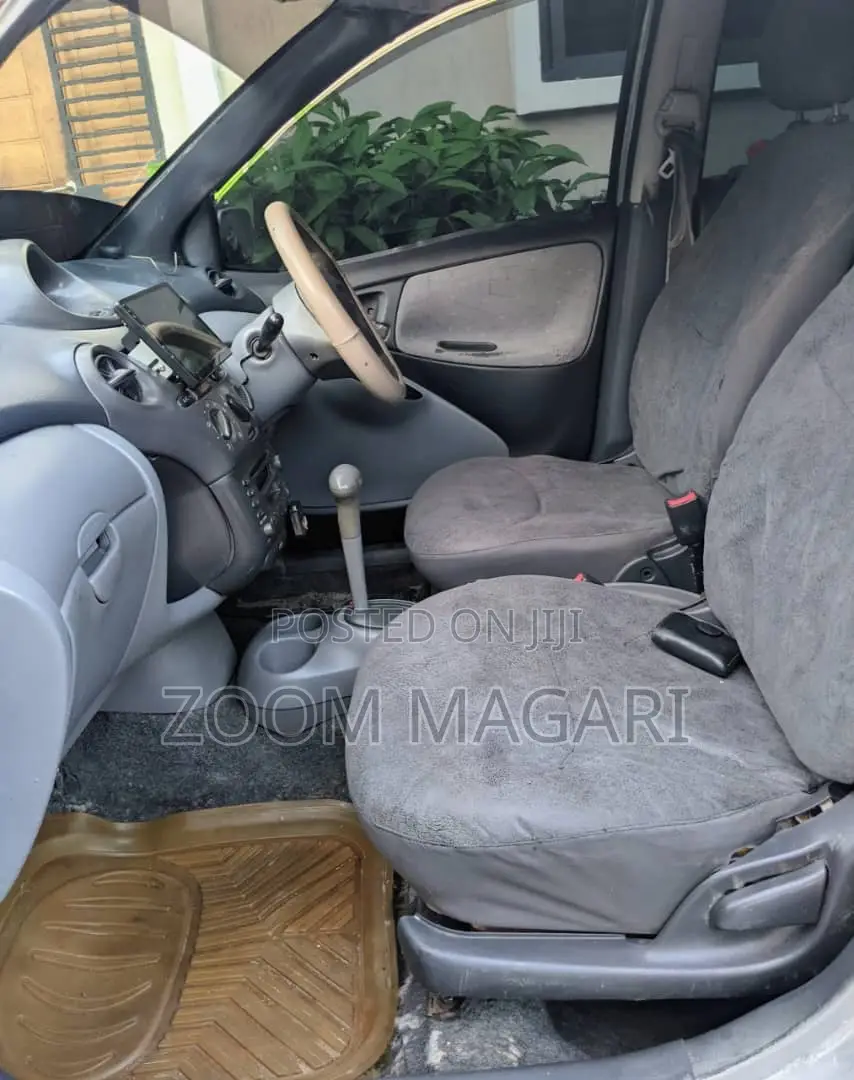Toyota Vitz 2004 Silver