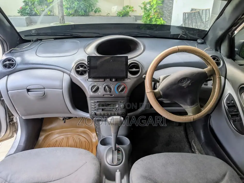Toyota Vitz 2004 Silver