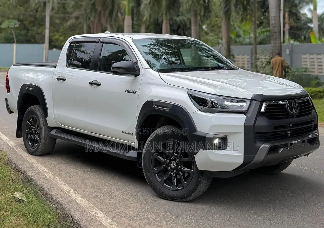 Toyota Hilux 2023 White