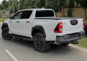 Toyota Hilux 2023 White