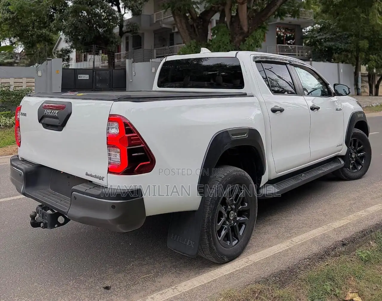 Toyota Hilux 2023 White