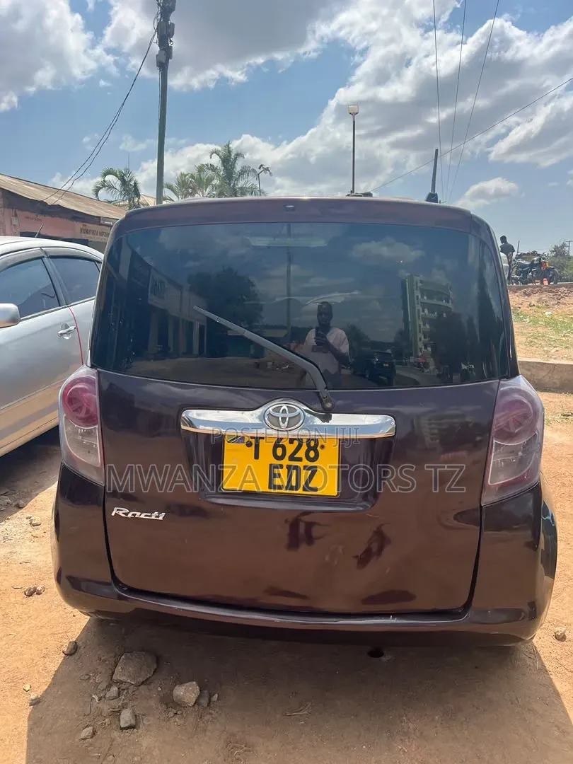 Toyota Ractis 2007 Maroon