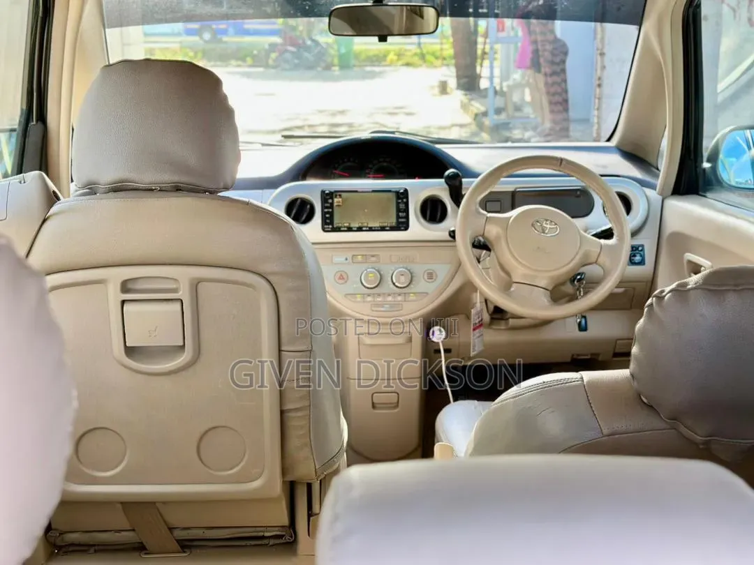 Toyota Porte 2006 Silver