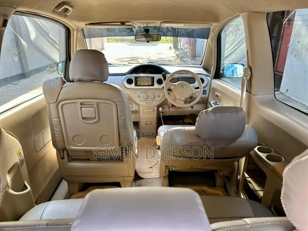 Toyota Porte 2006 Silver